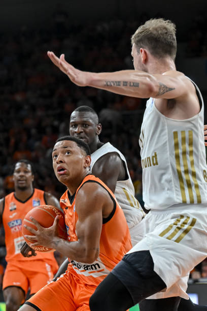 肩负球队领 肩负球队领